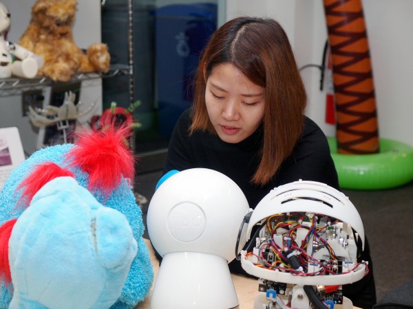 MIT 미디어랩 퍼스널로봇 그룹의 박혜원 박사와 그가 만든 로봇 '테가'(맨 오른쪽 로봇) - 윤신영 제공